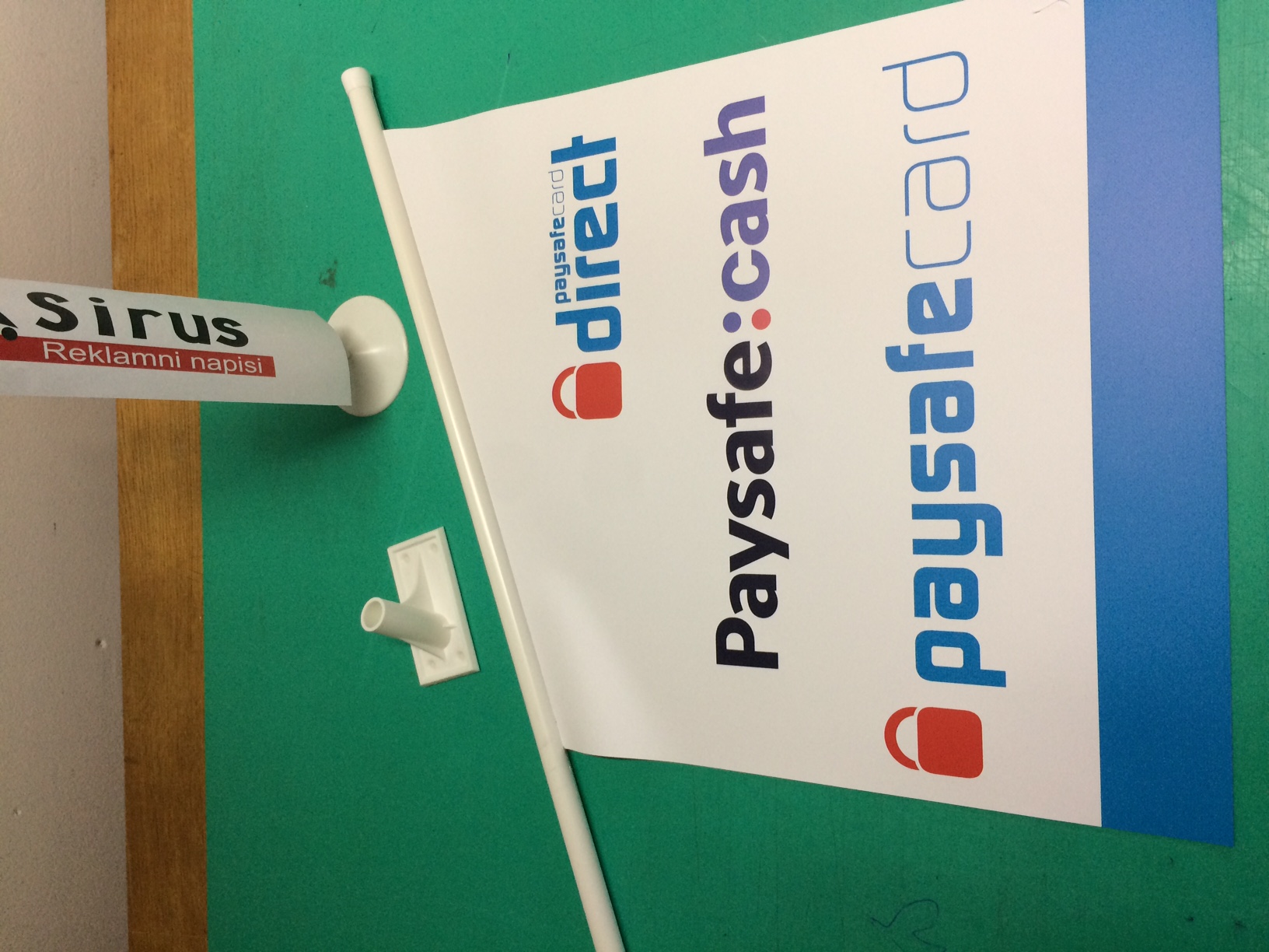 Stenske zastavice z drogom